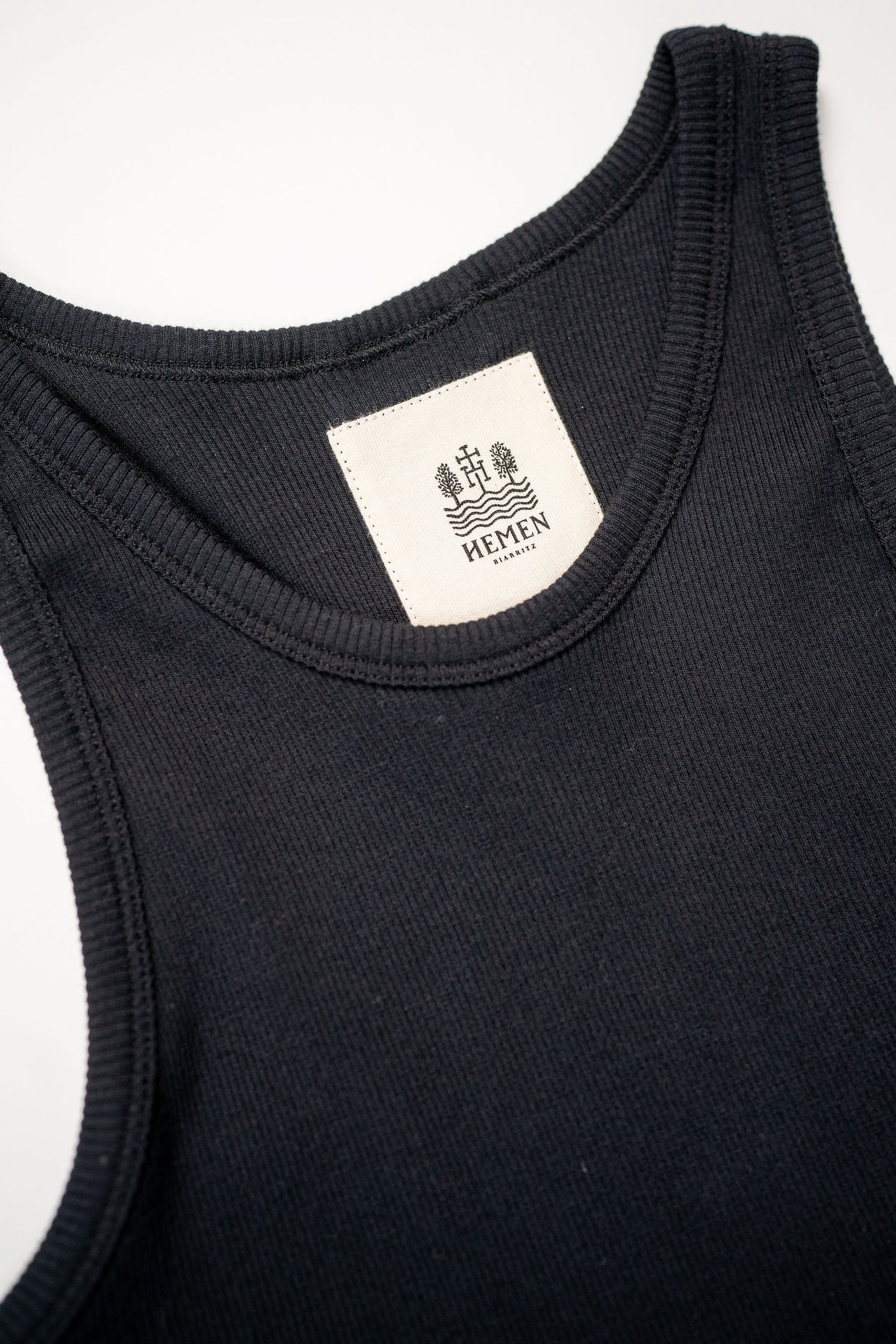 Hemen Biarritz Tank Top Gari - Black. close up of collar