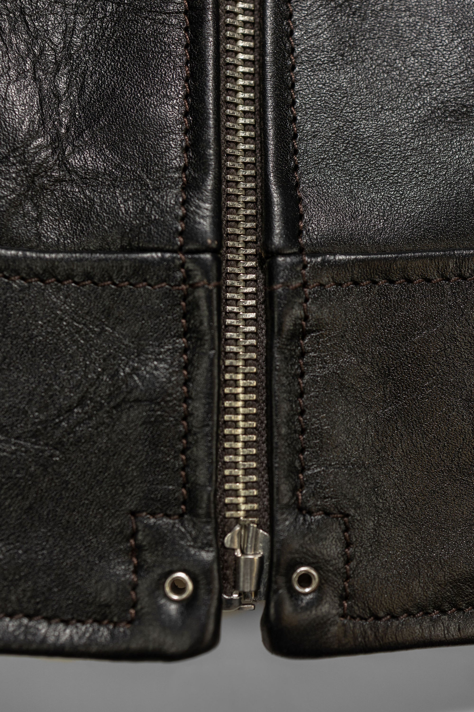 Double Helix Hugging The Curve - Black Teacore Horsehide - Zipper details