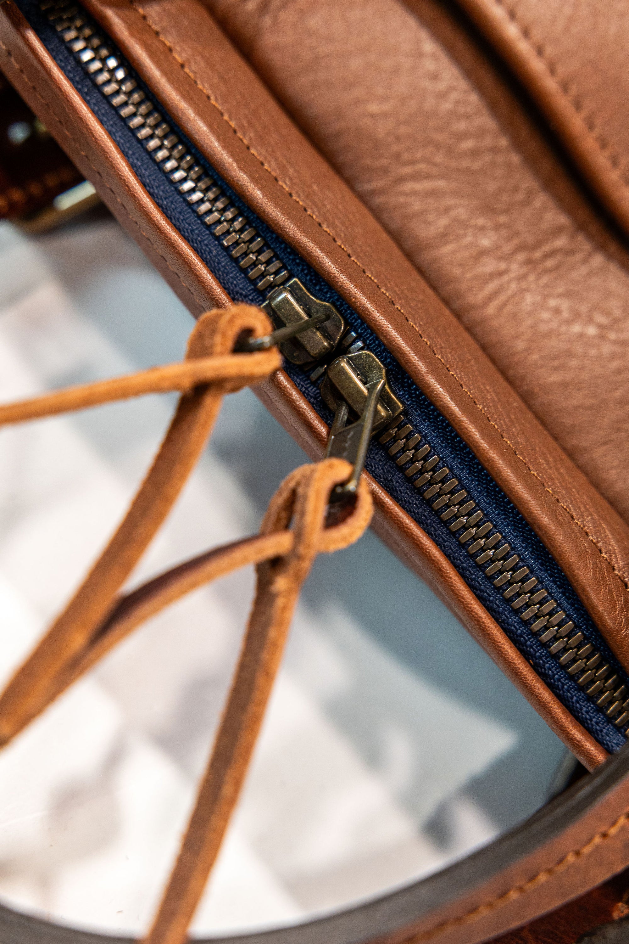 Bleu de Chauffe Folder Business Bag - Amber Brown. detail shot of bag zipper
