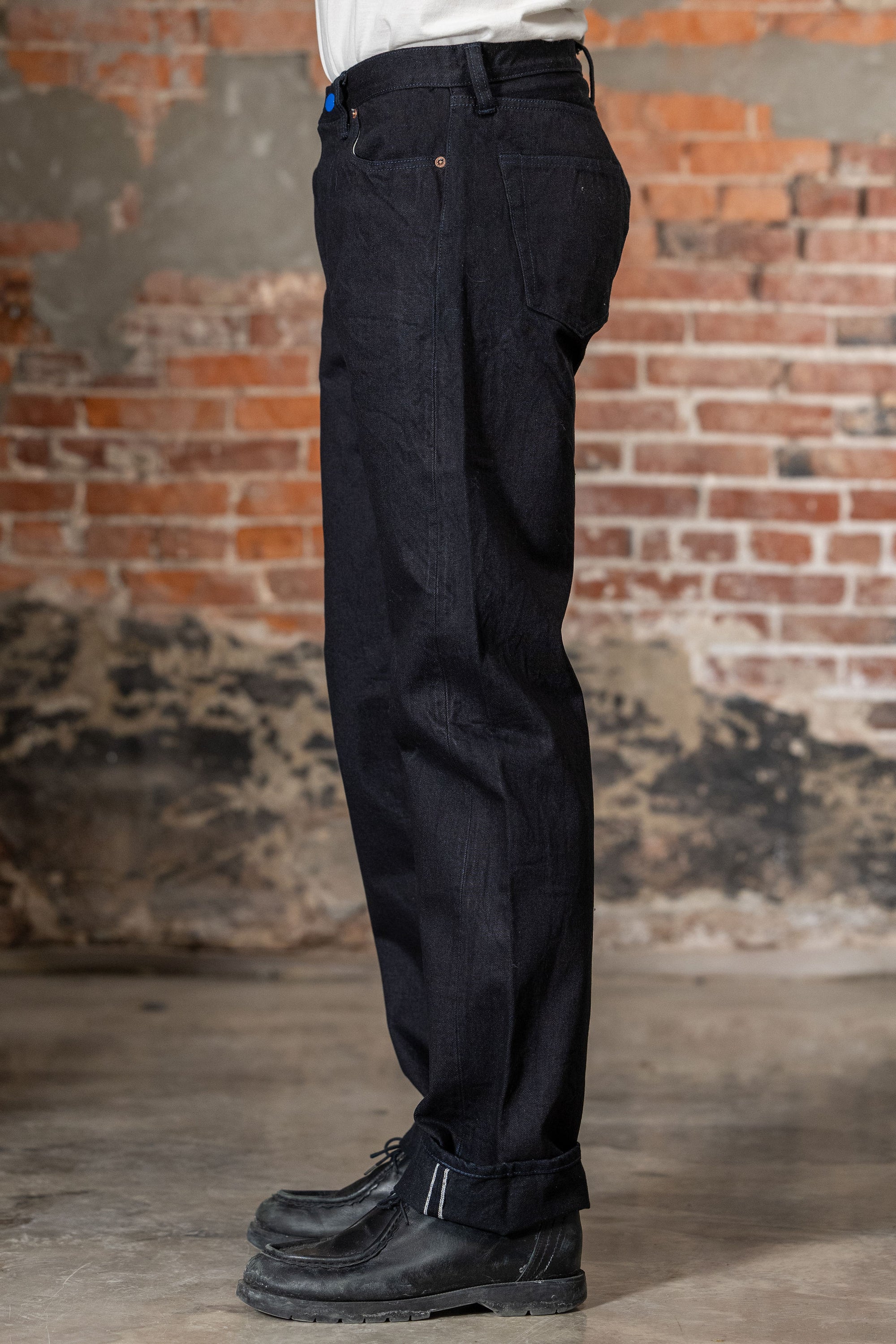 Samurai S0510XX-BOB Aoki Tachikage Regular Straight - 15oz Black-on-Blue Denim - Side View on Model
