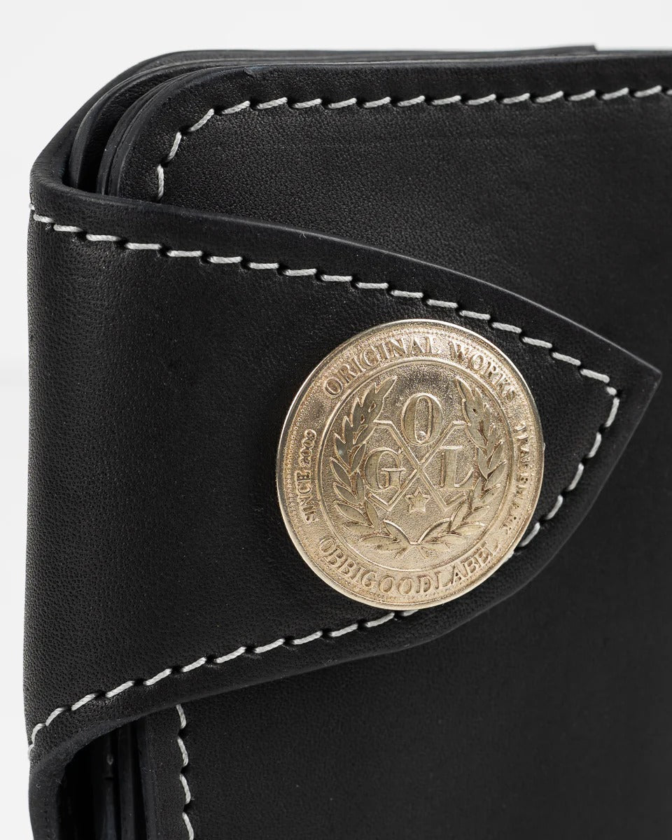 Obbi Good Label Brave Horsehide Condor Mid Wallet - Black - Detail of logo on outside of snap closure