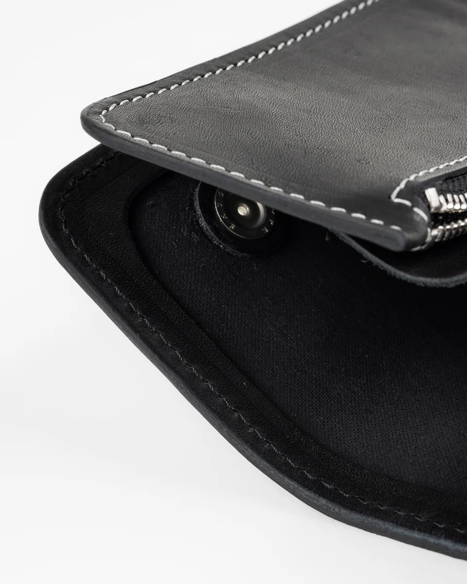 Obbi Good Label Brave Horsehide Condor Mid Wallet - Black - Detail of back of snap inside of bill pocket