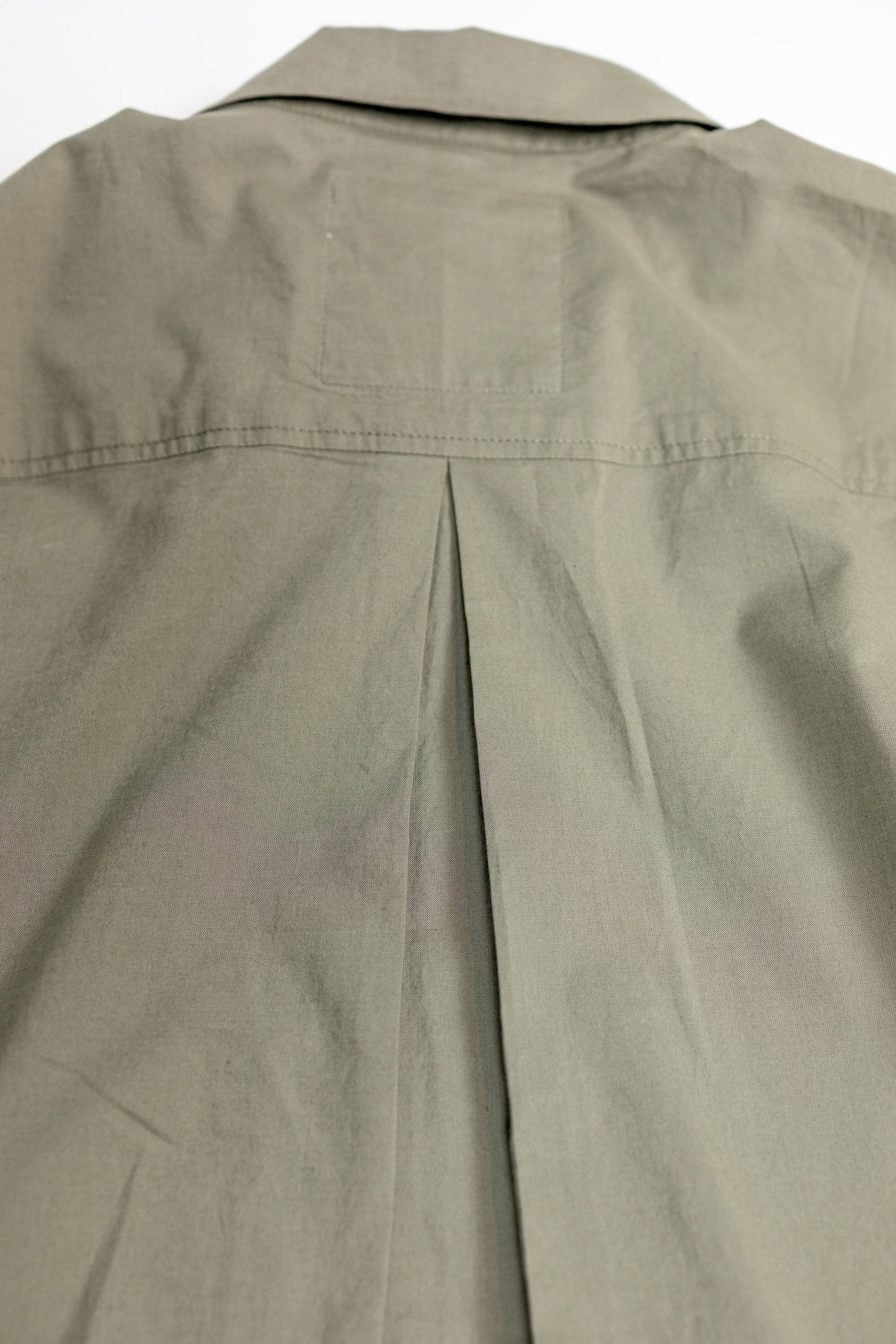 Hansen Garments Reidar Short Sleeve Shirt - Dry Oregano - product shot - back facing - white background - detail of back collar 