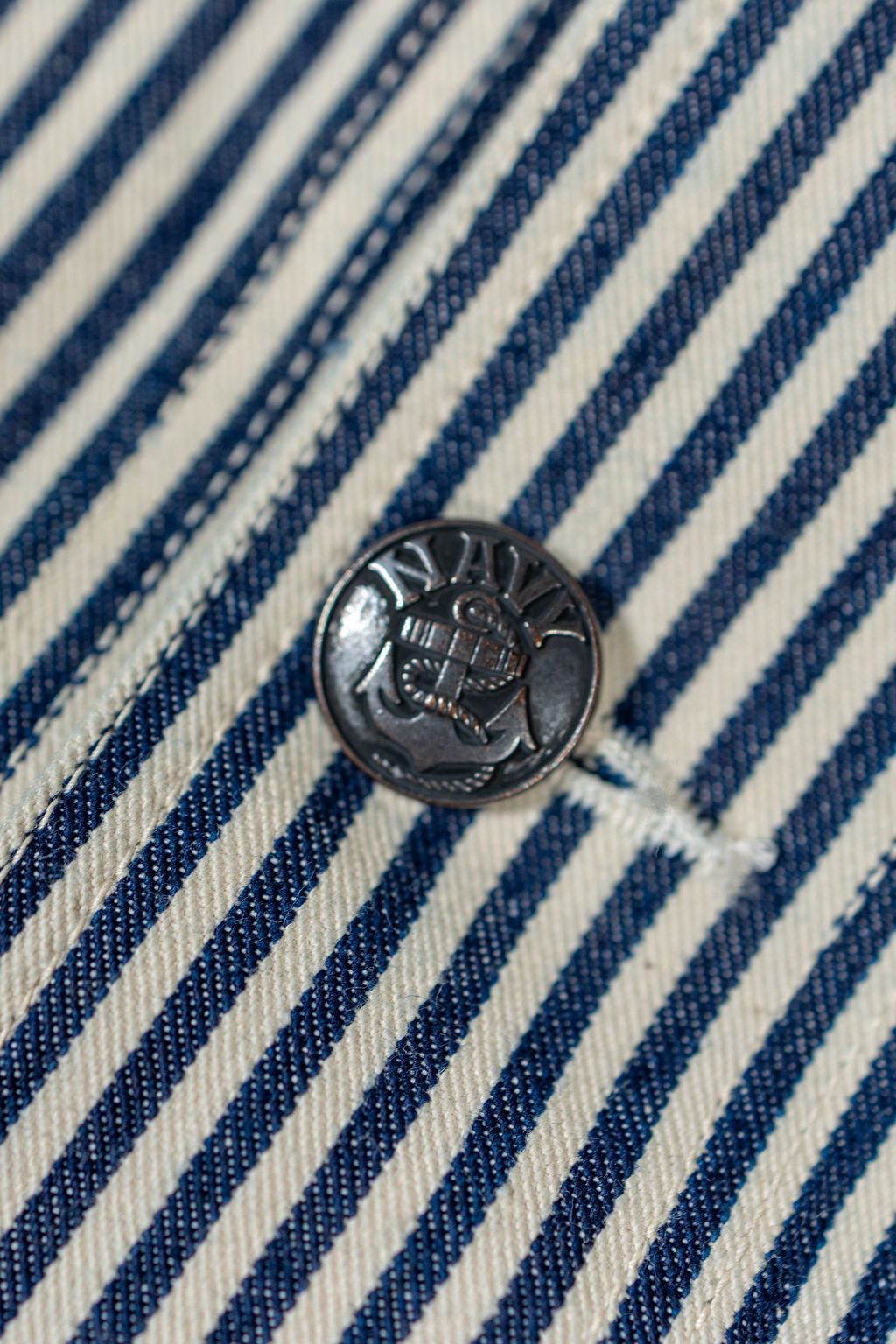  Buzz Rickson's BR15303 US Navy WWⅡ striped Utility Hickory Jacket - close-up on button