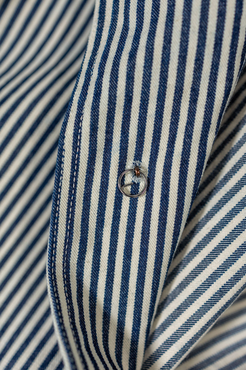 Buzz Rickson's BR15303 US Navy WWⅡ striped Utility Hickory Jacket - close-up on back of the button