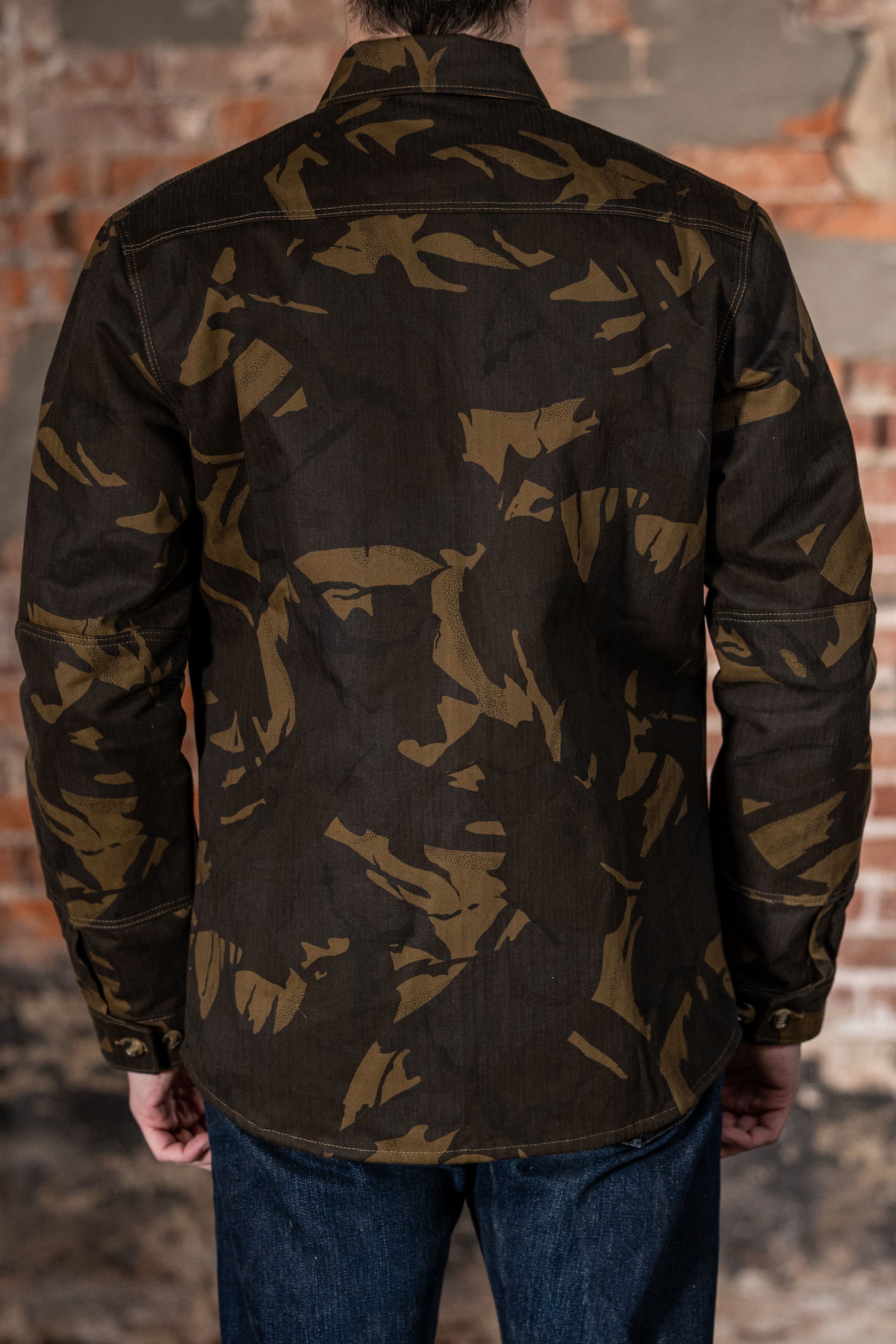 Dehen 1920 Waxed Cotton Crissman - Darkwood Camo Dry Waxed Cotton. on model back profile