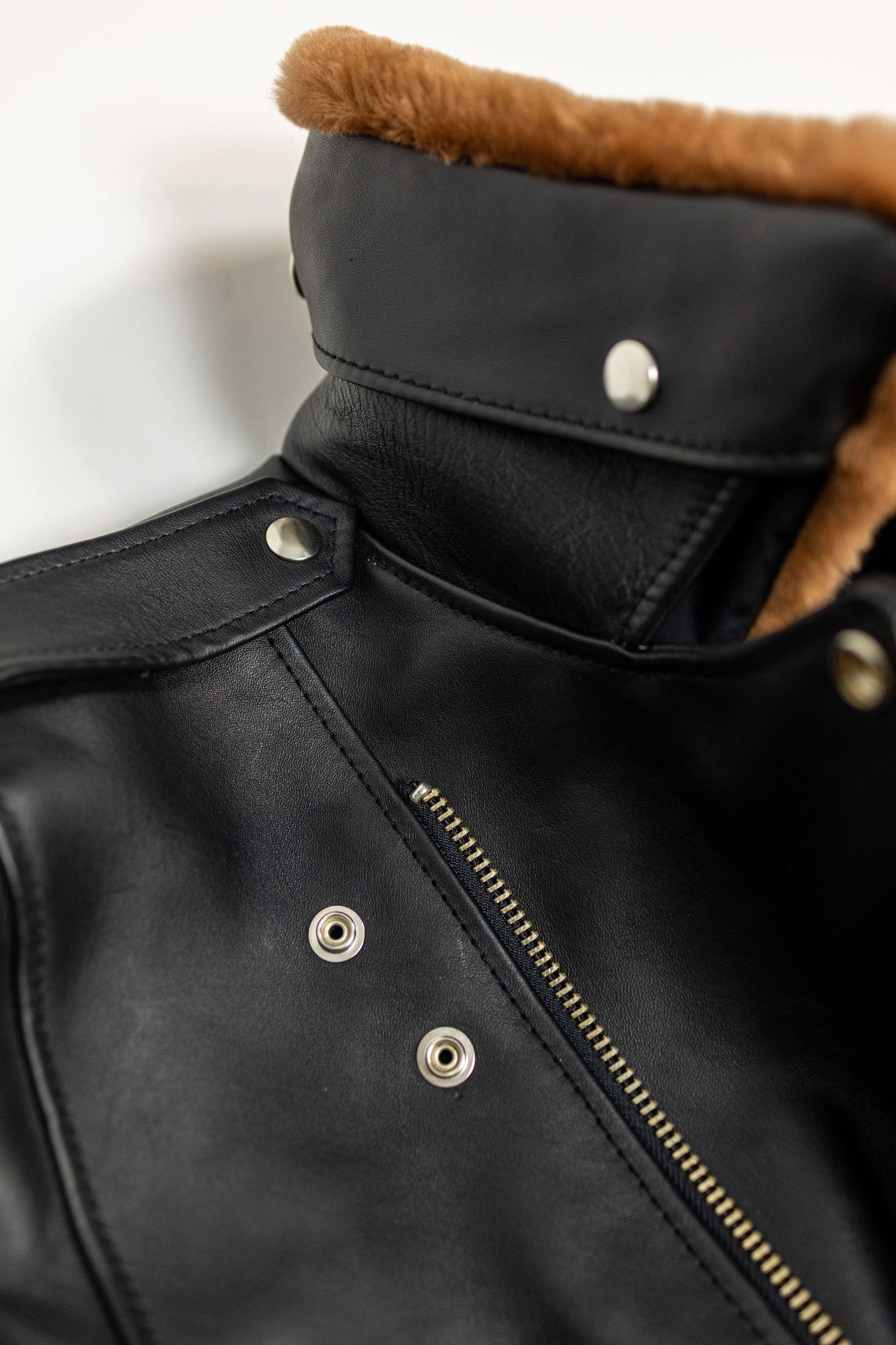 Y'2 Sumi Dyed Leather Jacket-  detail of collar