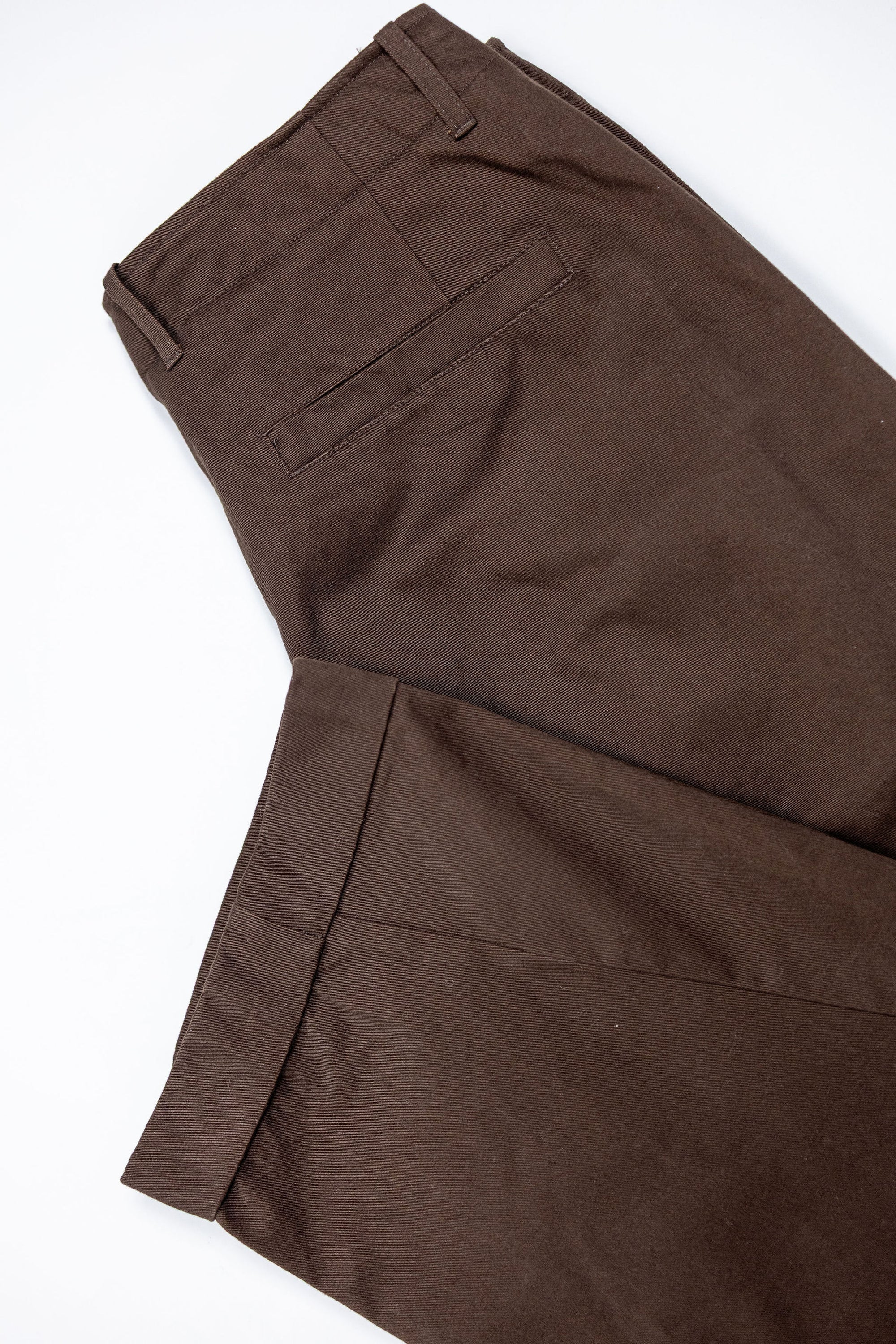 Hansen Garments Bobby Wide Pleated Trousers - Chestnut - product shot - back facing - white background - detail of pants leg and back pocket