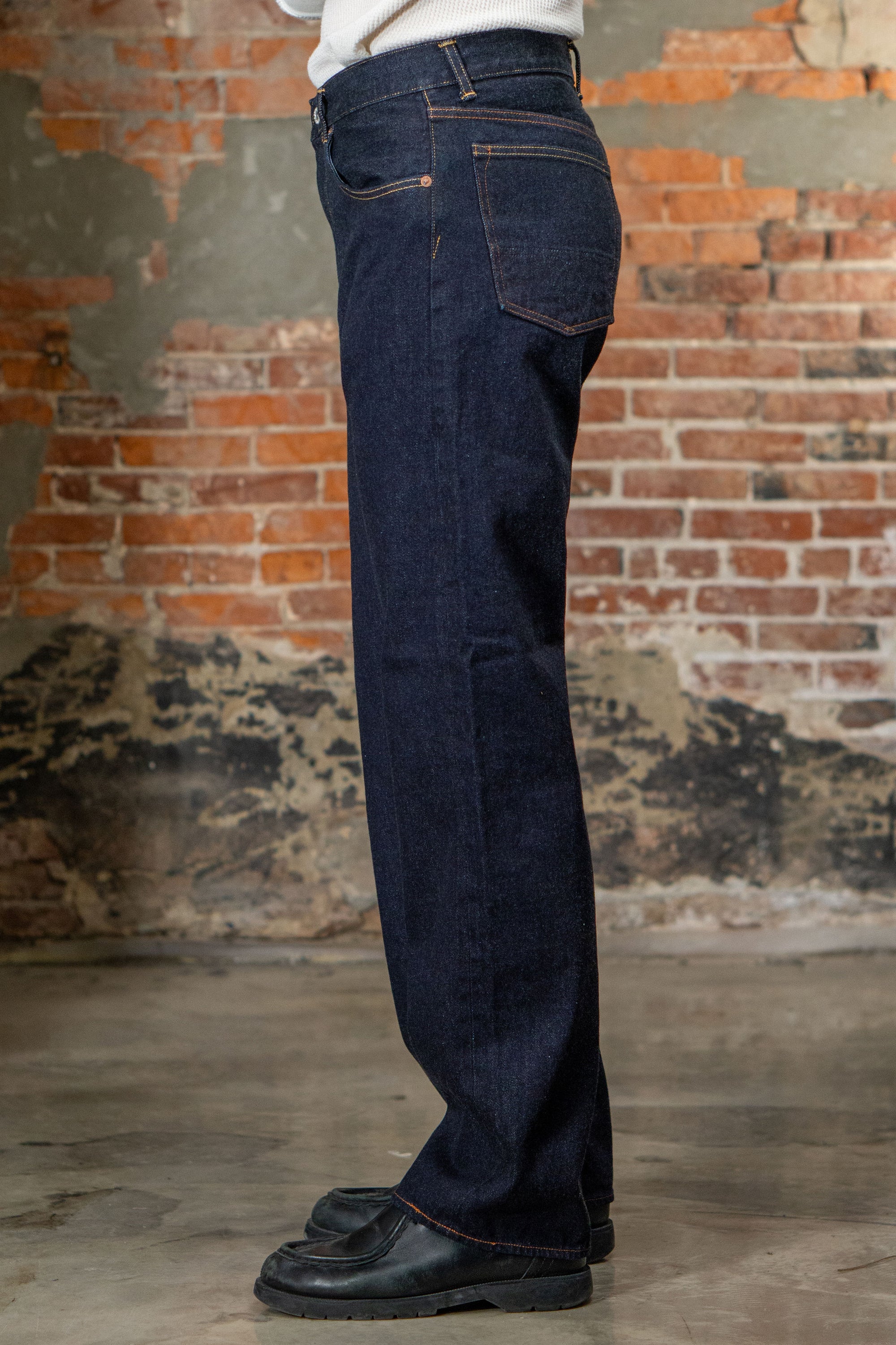 Indigofera Kirk No.9 14oz - Indigo - model side