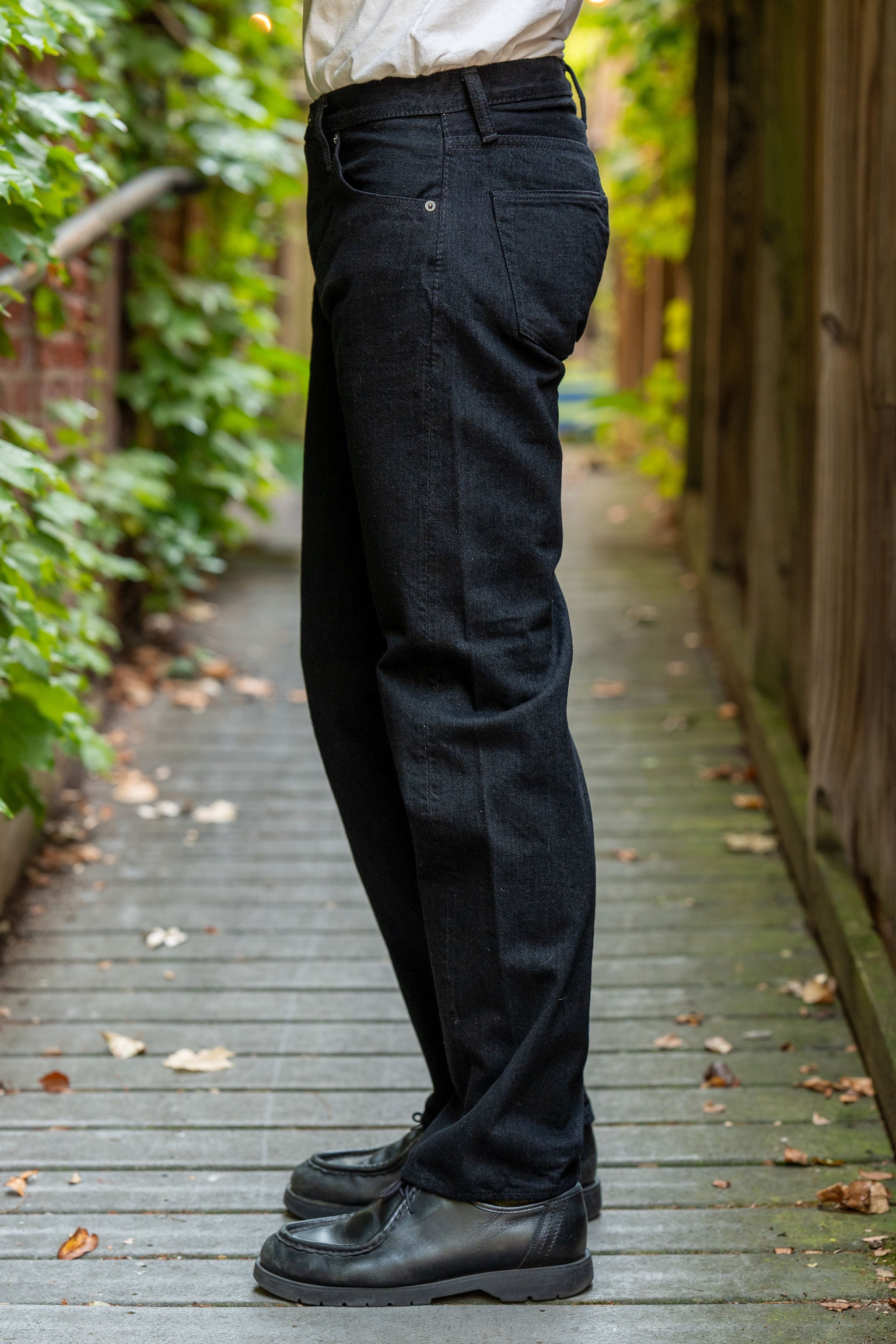 Pure Blue Japan XX-003-BK Regular Straight - 14oz Double Black (Washed). on model side profile
