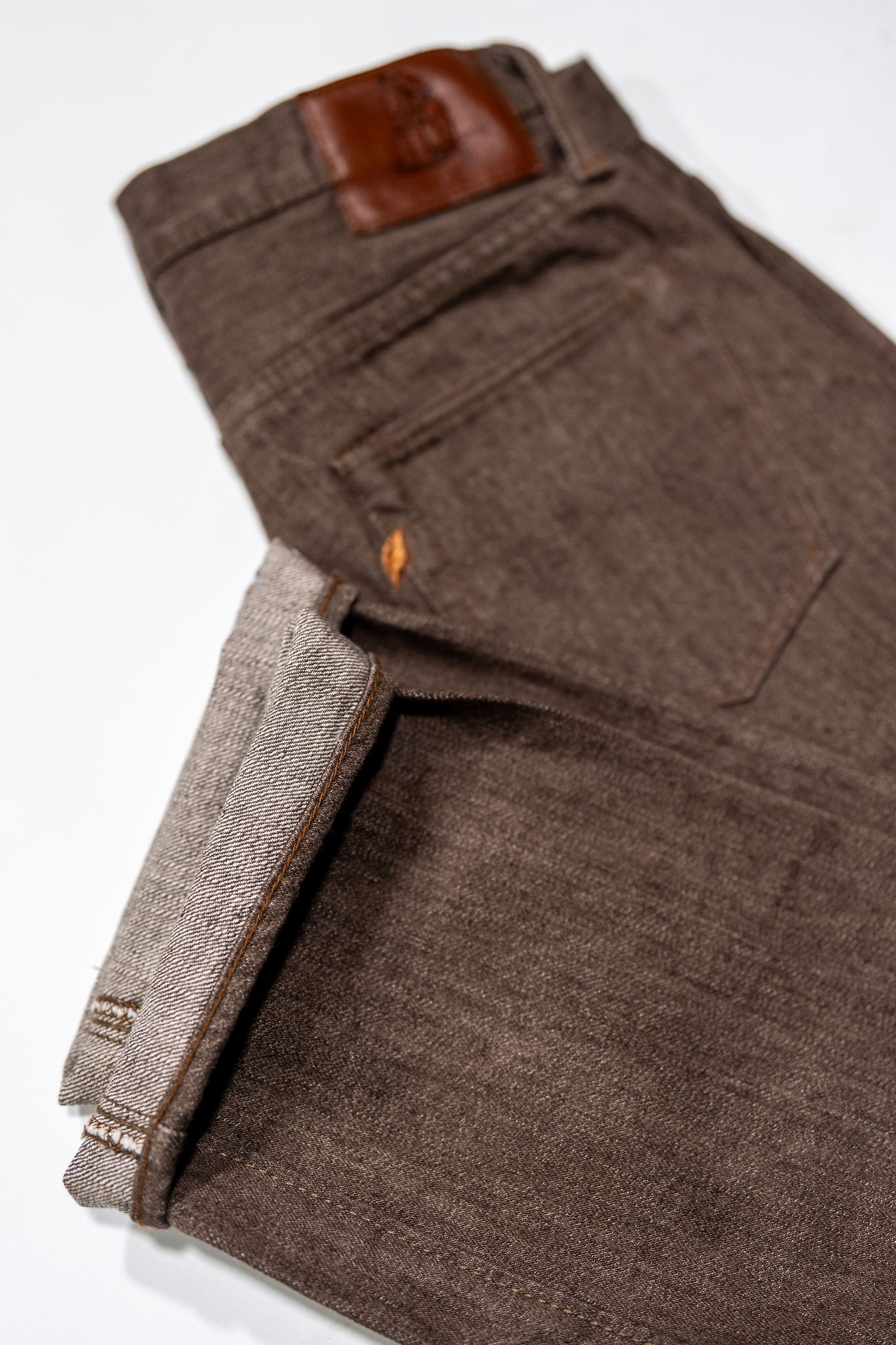 Pure Blue Japan BR-14oz-003 Regular Straight - 14oz Brown x White. laid on side with close up cuff detail