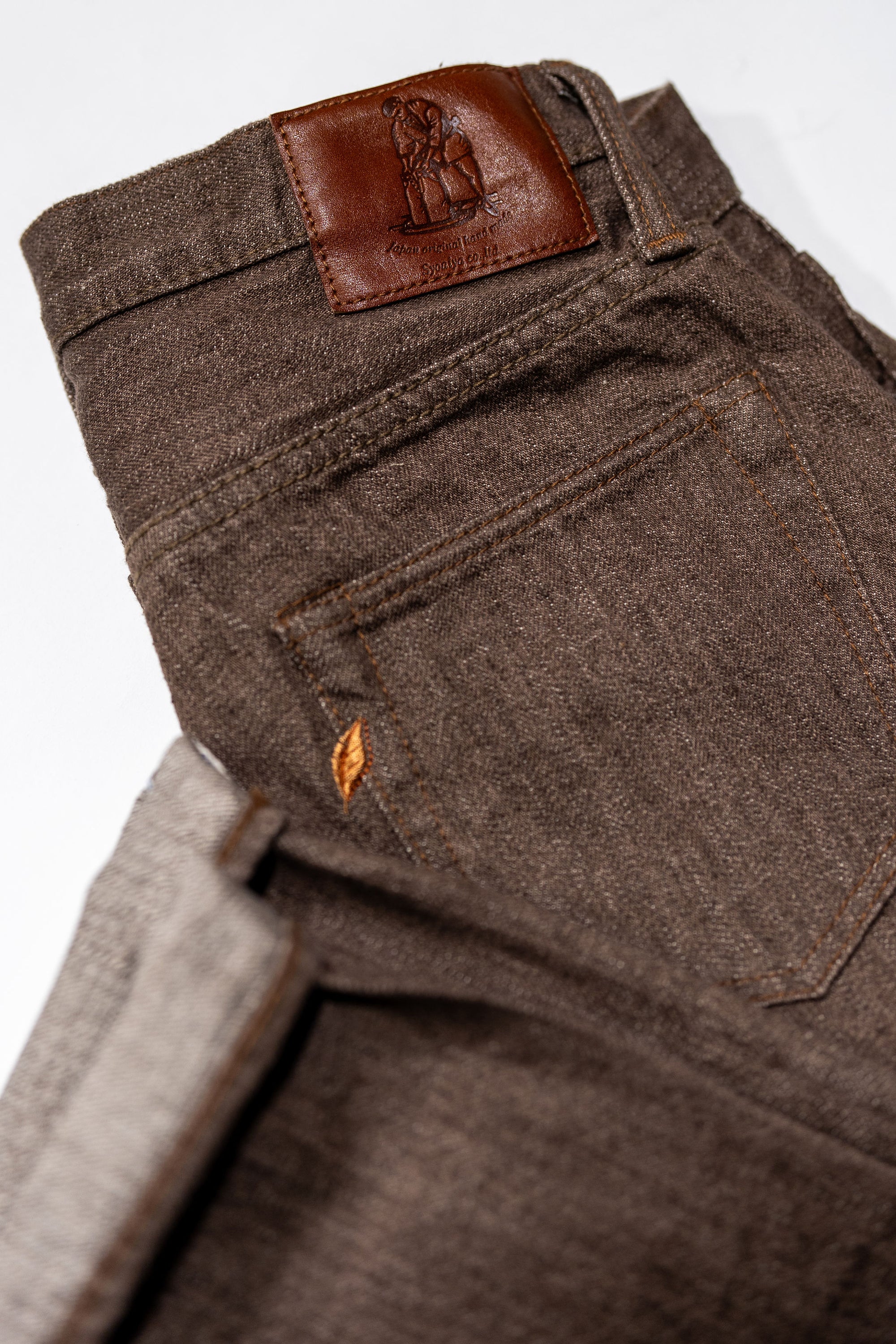 Pure Blue Japan BR-14oz-003 Regular Straight - 14oz Brown x White. close up of back pocket detail